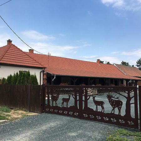 Vadaszhaz Hotel Egyhazasradoc Buitenkant foto