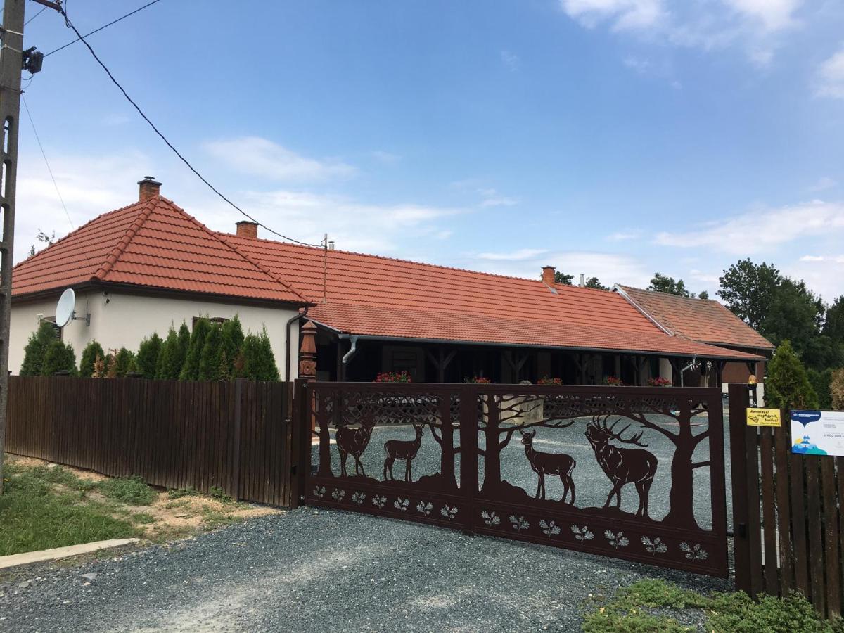 Vadaszhaz Hotel Egyhazasradoc Buitenkant foto