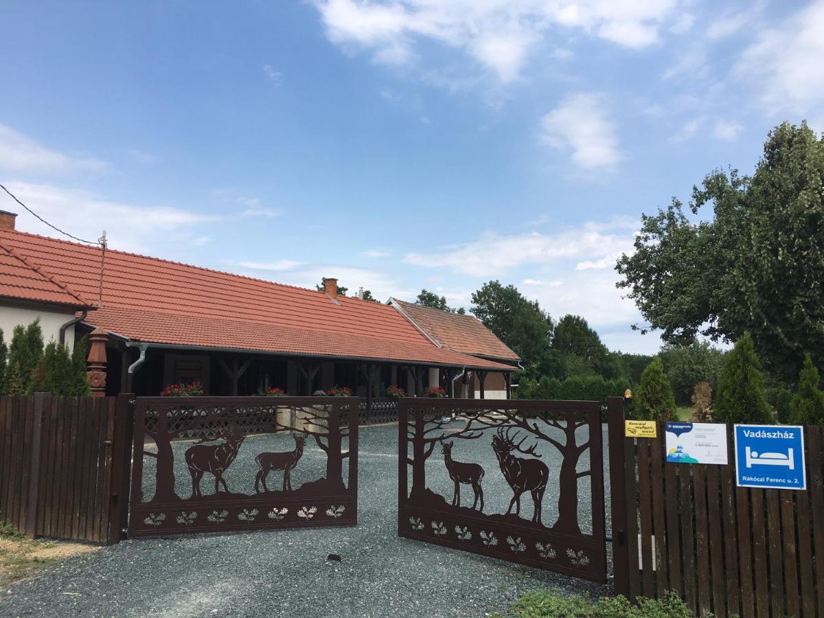 Vadaszhaz Hotel Egyhazasradoc Buitenkant foto